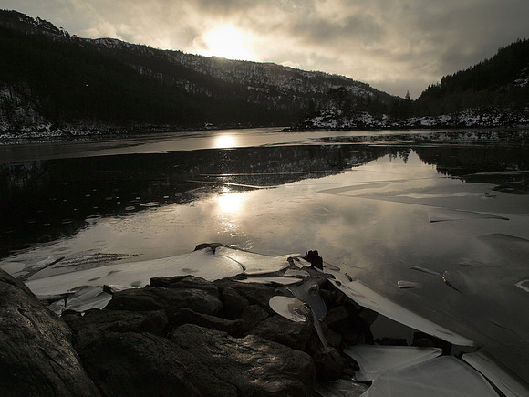 Frozen Loch Beinn a'Mheadhoin